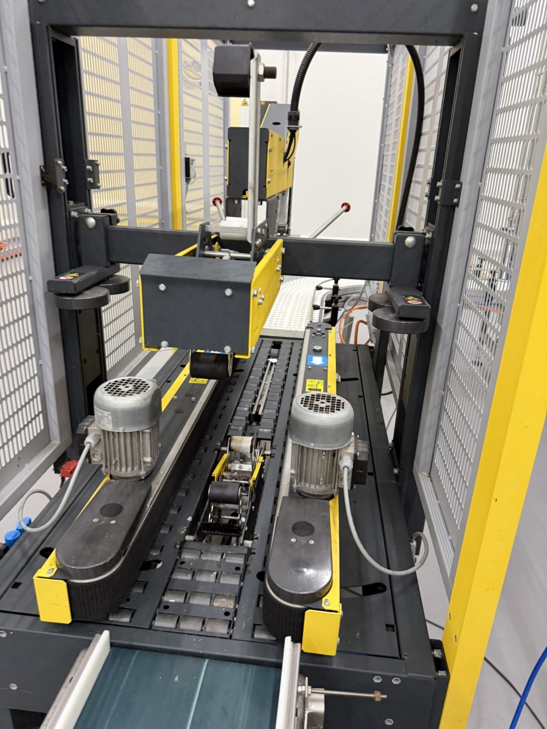 Used Form Fill Seal Machine (FFS) for mini-portions - Alimenta Newpack Division Thermoform FM100/E-20 HC