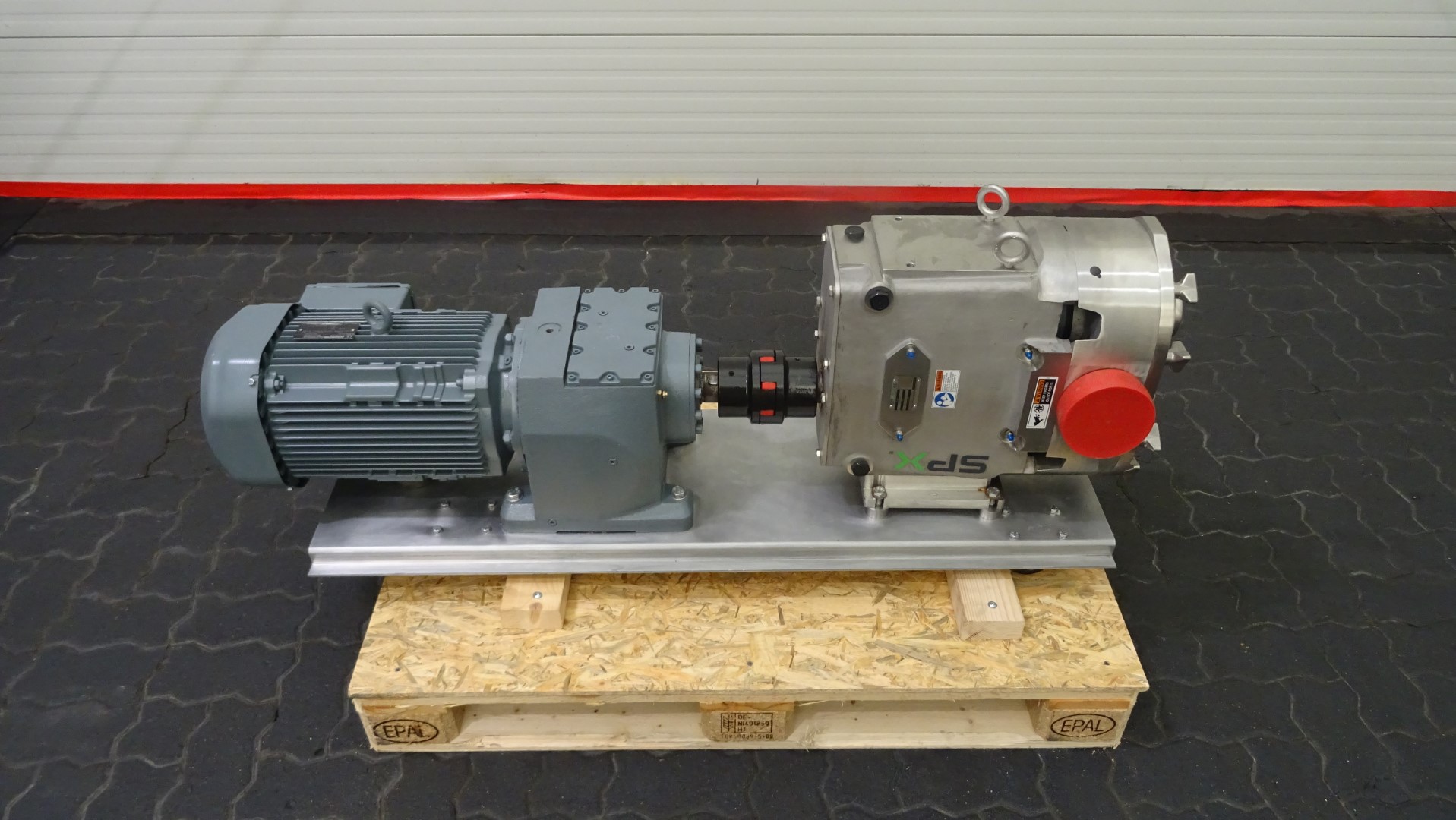 Used Rotary positive displacement pump / Lobe pump - SPX Waukesha Cherry-Burrell 220 U1