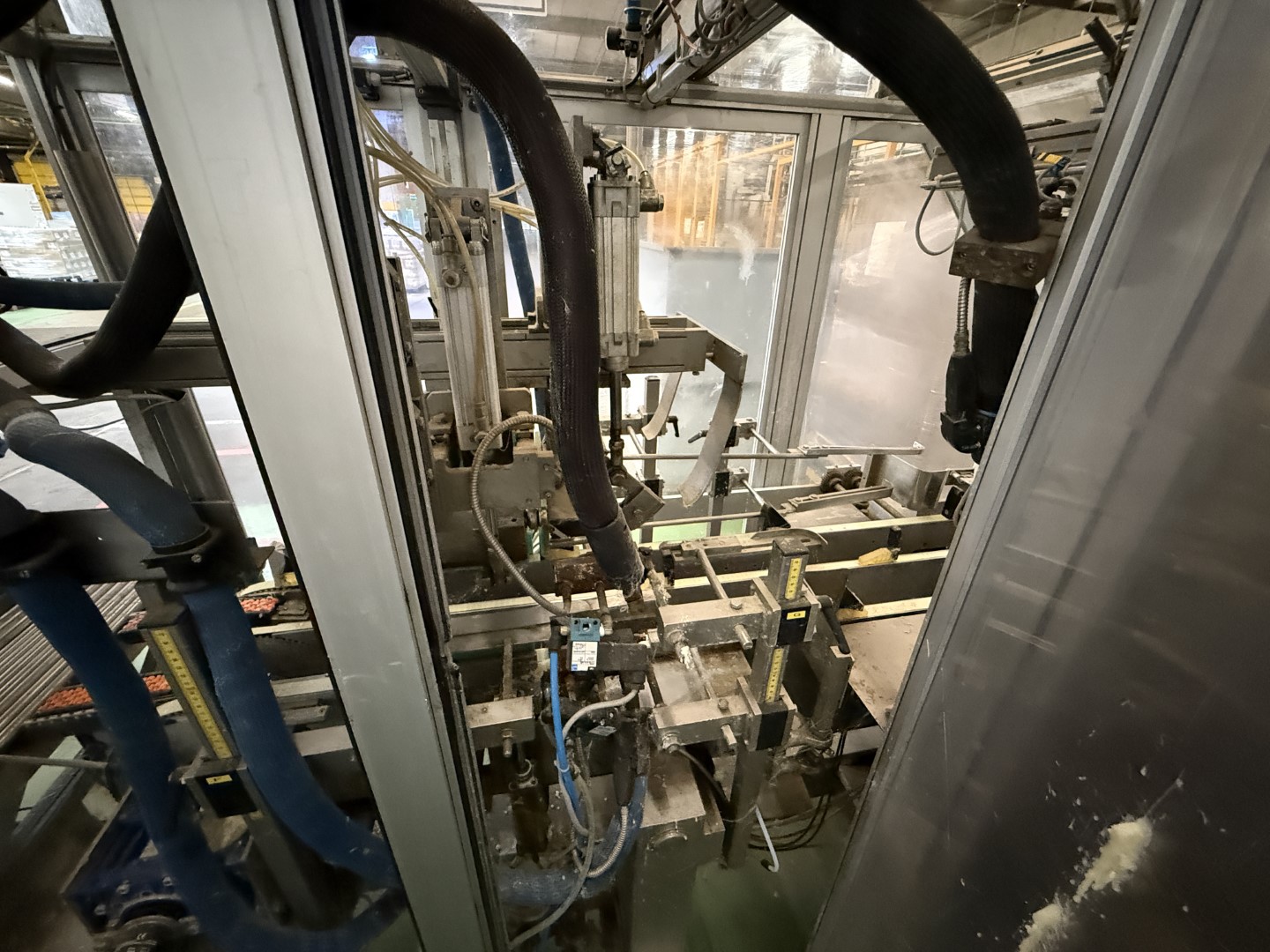 Used Filling, closing, labelling and packing line for plastic containers of 2 liter with fresh milk - Weightpack WFT 32.10.160