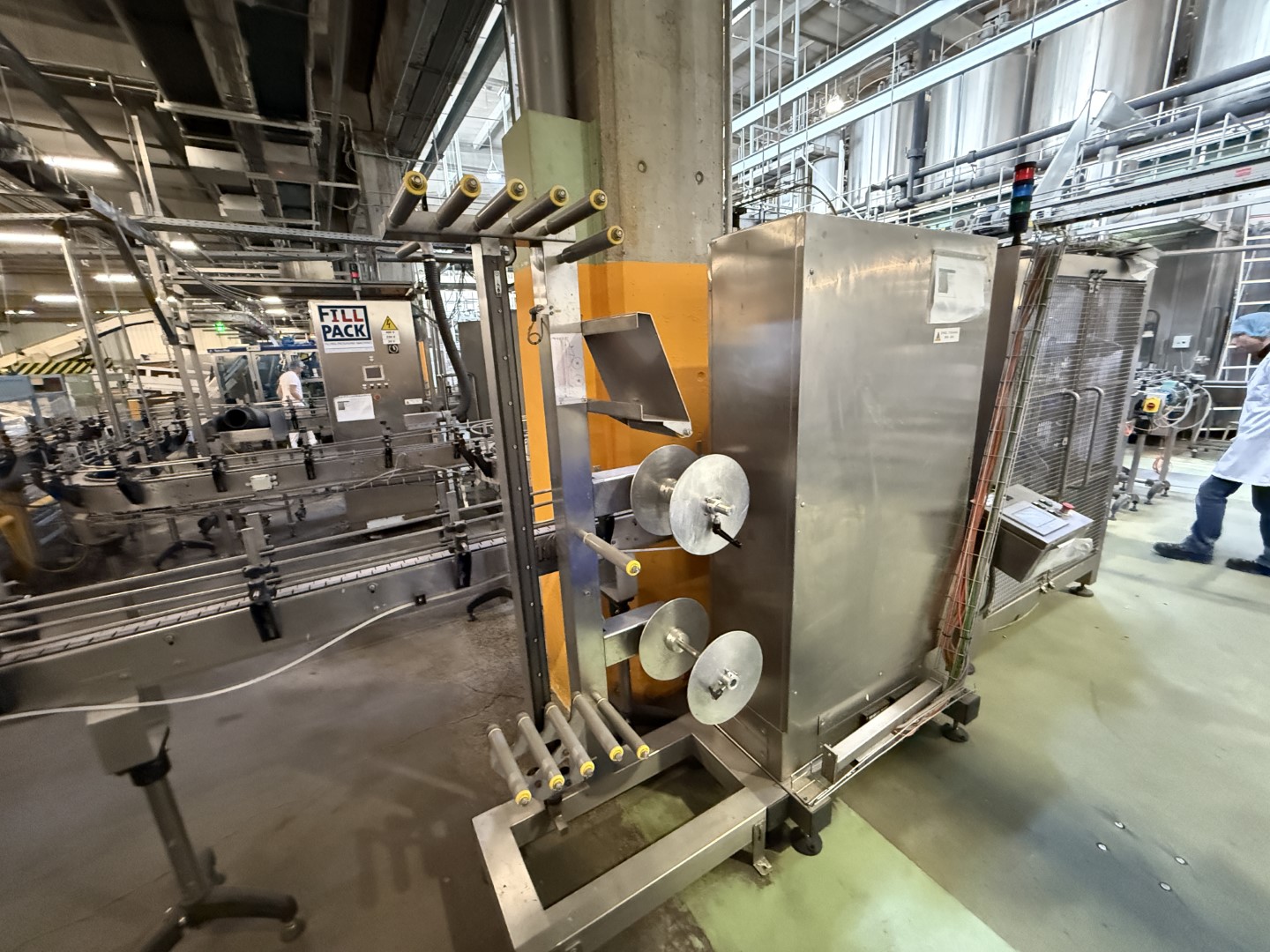 Used Filling, closing, labelling and packing line for plastic containers of 2 liter with fresh milk - Weightpack WFT 32.10.160