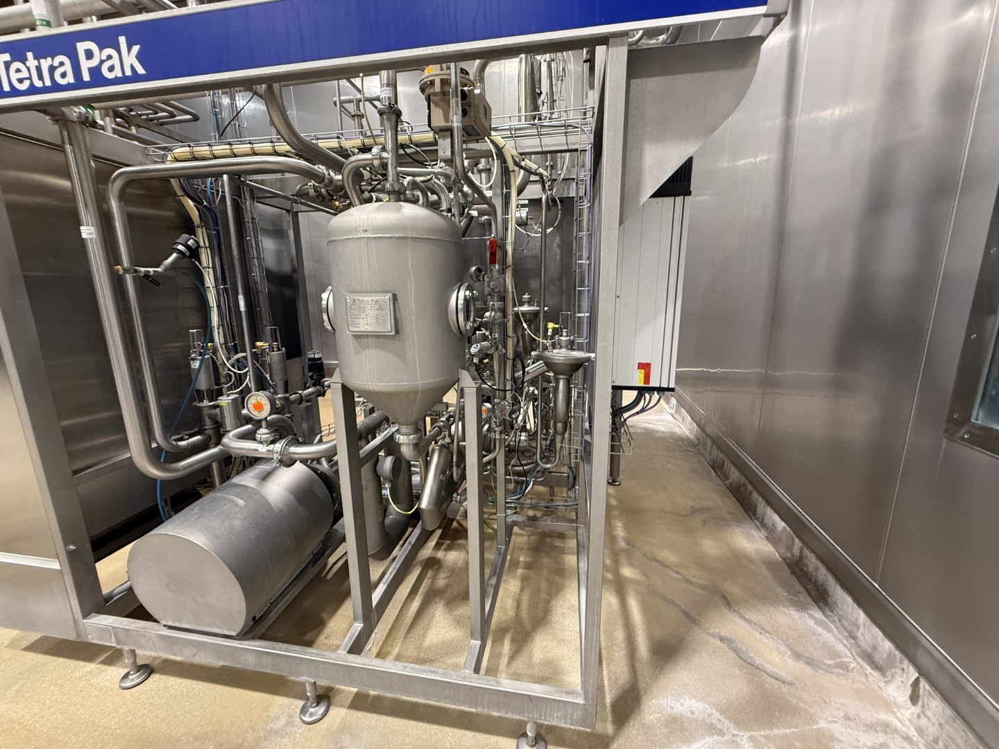 Used Processing plant, bottle blowing, filling, closing, labelling and packing line for PET bottles of 0,4/0,5/1,5 liter - Tetra Pak / Sidel
