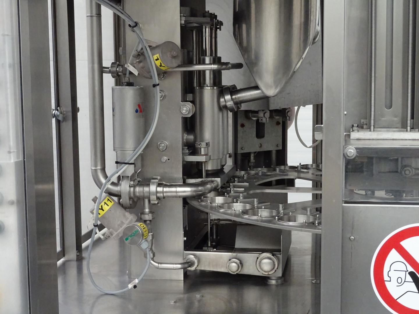 Used Cup filling and sealing machine Ampack Ammann ARL8/2