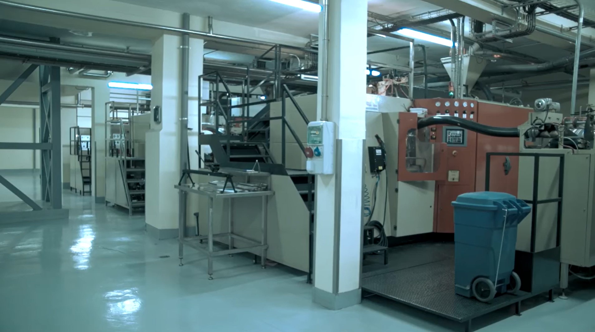Used Bottle blowing, filling, closing, sterilizing, labelling and packing line for PE bottles of 1,5 liter with milk - Sidel / Remy / Stork