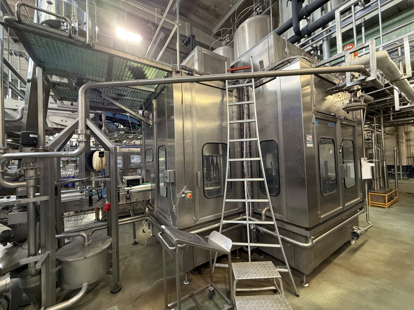 Used Filling, closing, labelling and packing line for plastic containers of 2 liter with fresh milk - Weightpack WFT 32.10.160