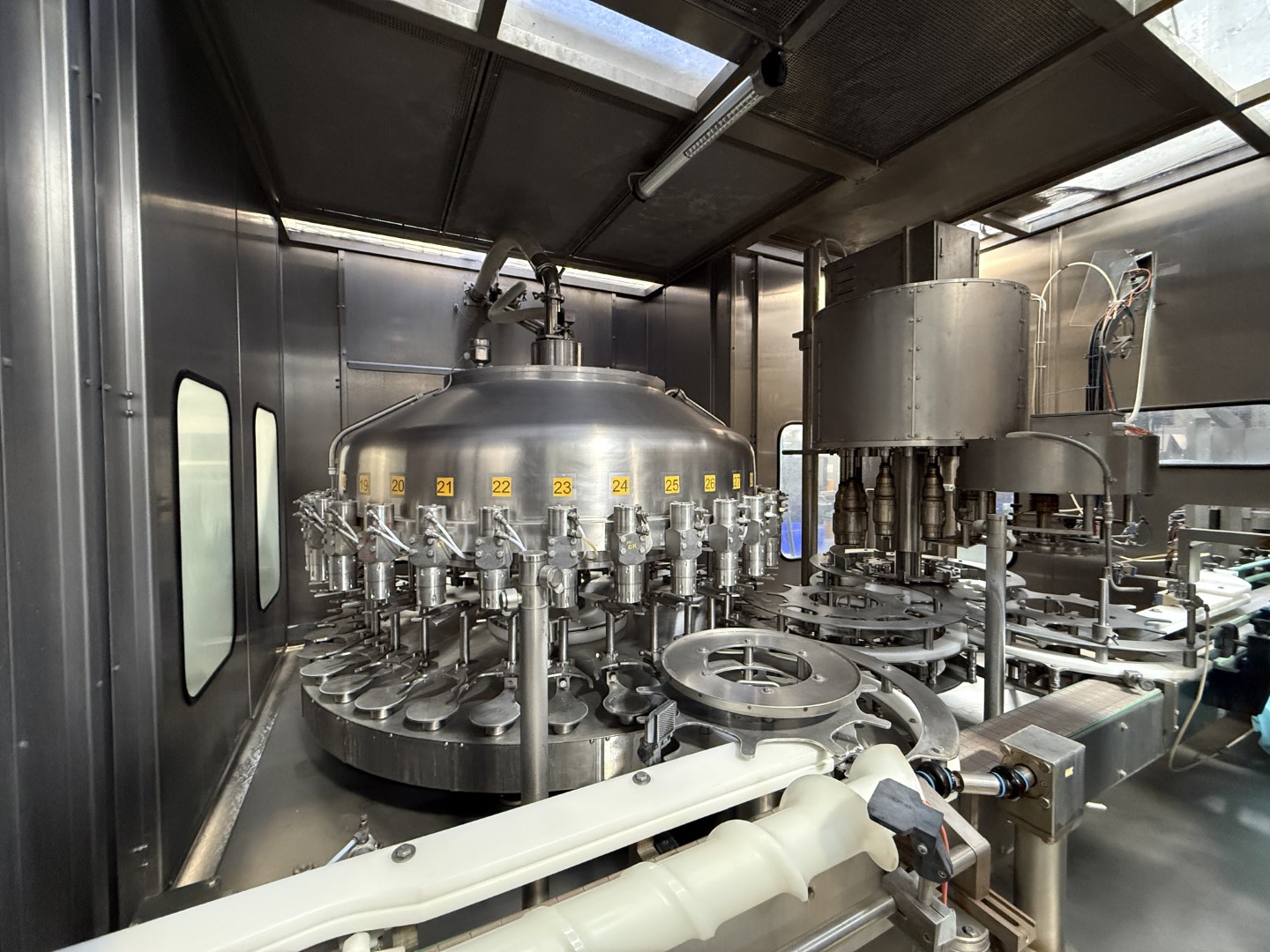 Used Filling, closing, labelling and packing line for plastic containers of 2 liter with fresh milk - Weightpack WFT 32.10.160