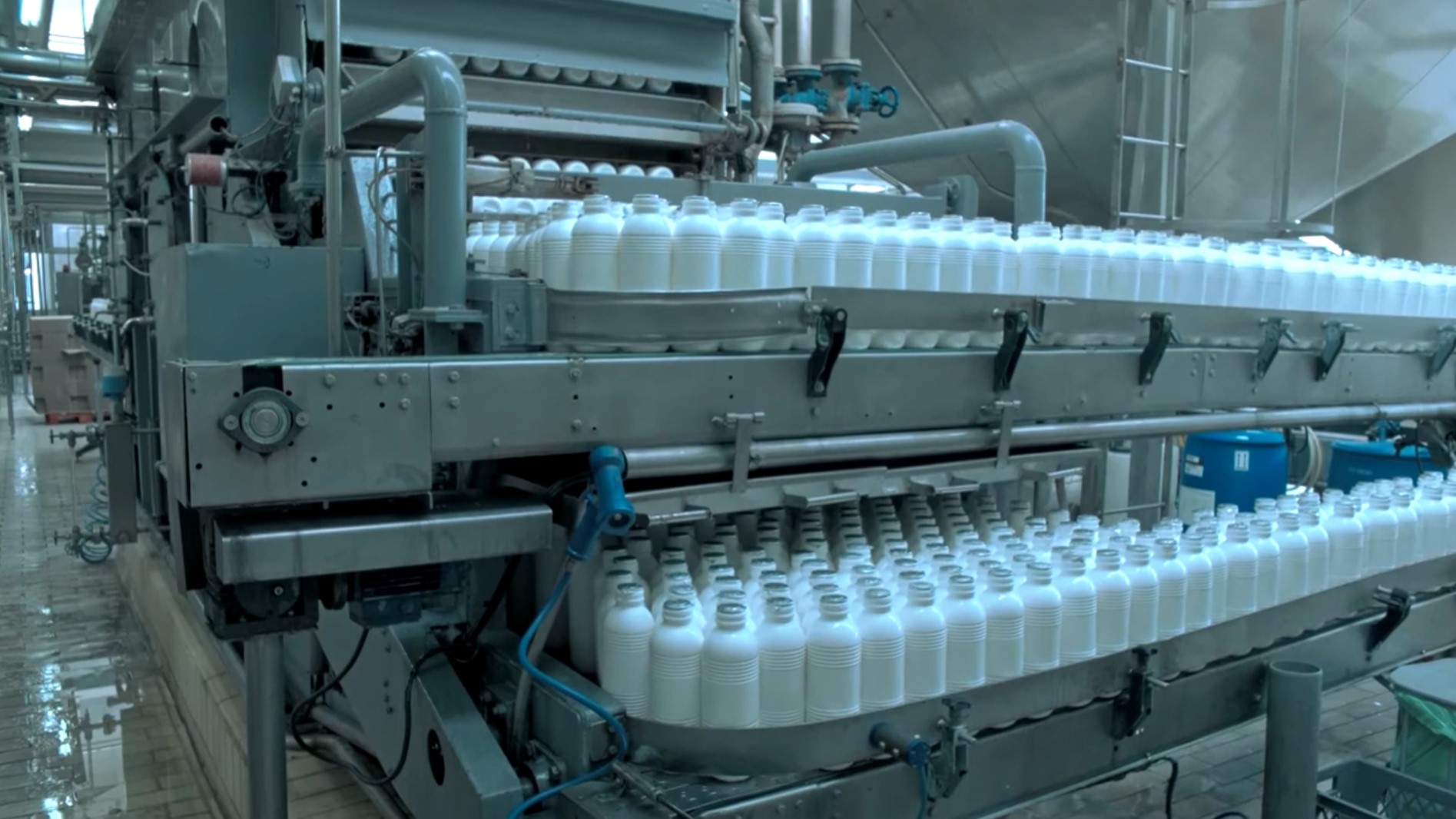 Used Bottle blowing, filling, closing, sterilizing, labelling and packing line for PE bottles of 1,5 liter with milk - Sidel / Remy / Stork