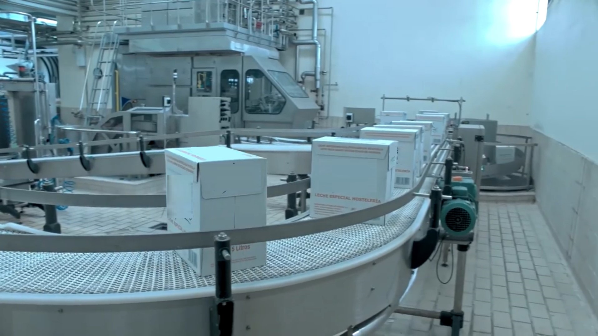 Used Bottle blowing, filling, closing, sterilizing, labelling and packing line for PE bottles of 1,5 liter with milk - Sidel / Remy / Stork