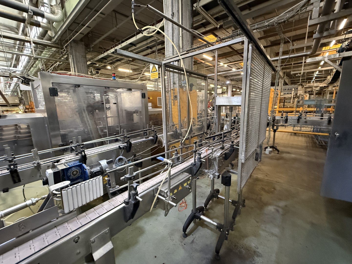 Used Filling, closing, labelling and packing line for plastic containers of 2 liter with fresh milk - Weightpack WFT 32.10.160