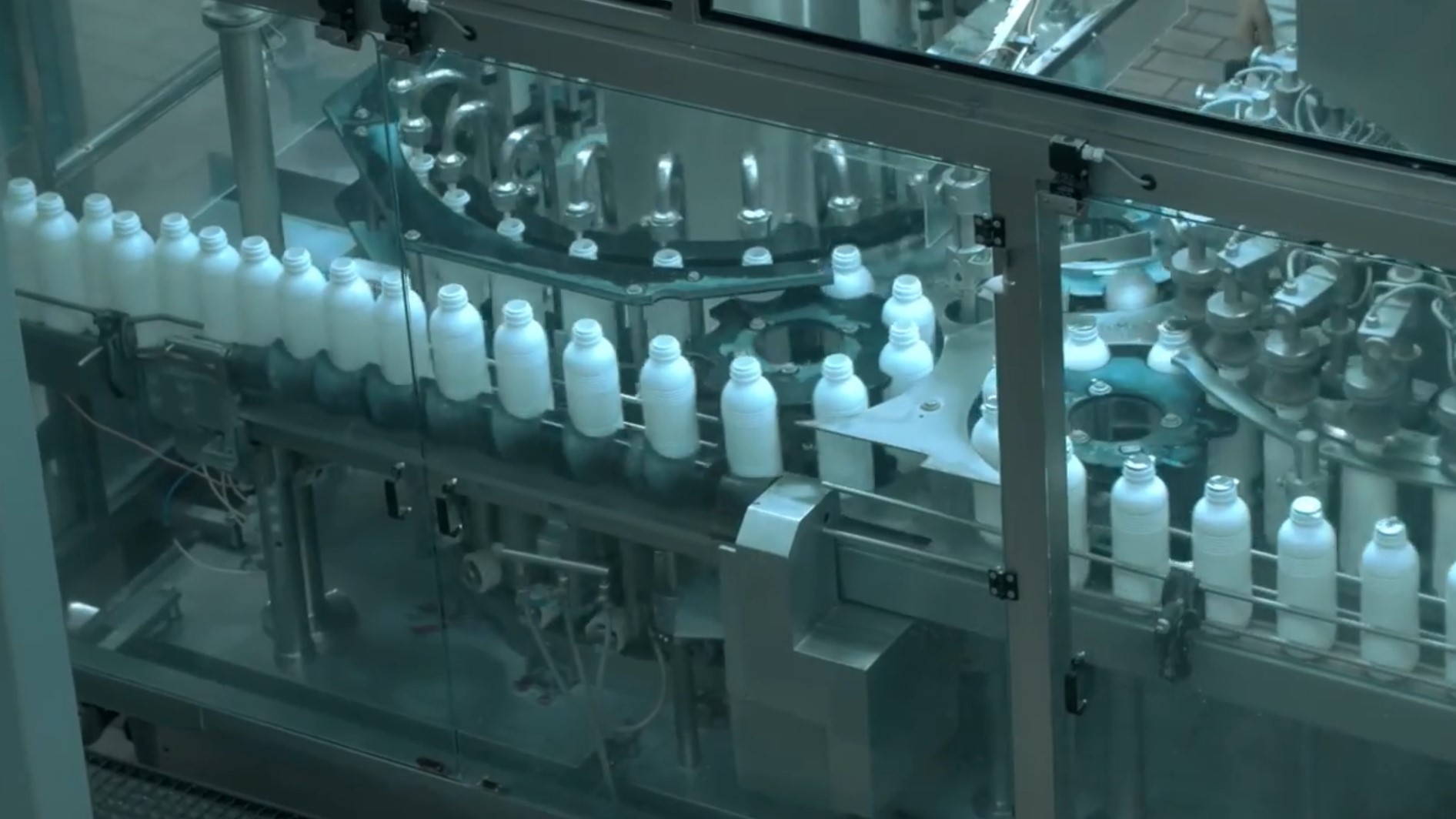 Used Bottle blowing, filling, closing, sterilizing, labelling and packing line for PE bottles of 1,5 liter with milk - Sidel / Remy / Stork