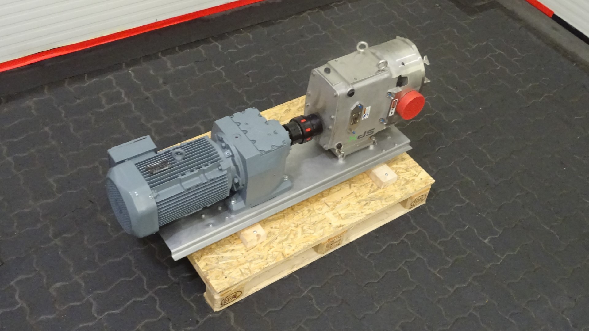 Used Rotary positive displacement pump / Lobe pump - SPX Waukesha Cherry-Burrell 220 U1