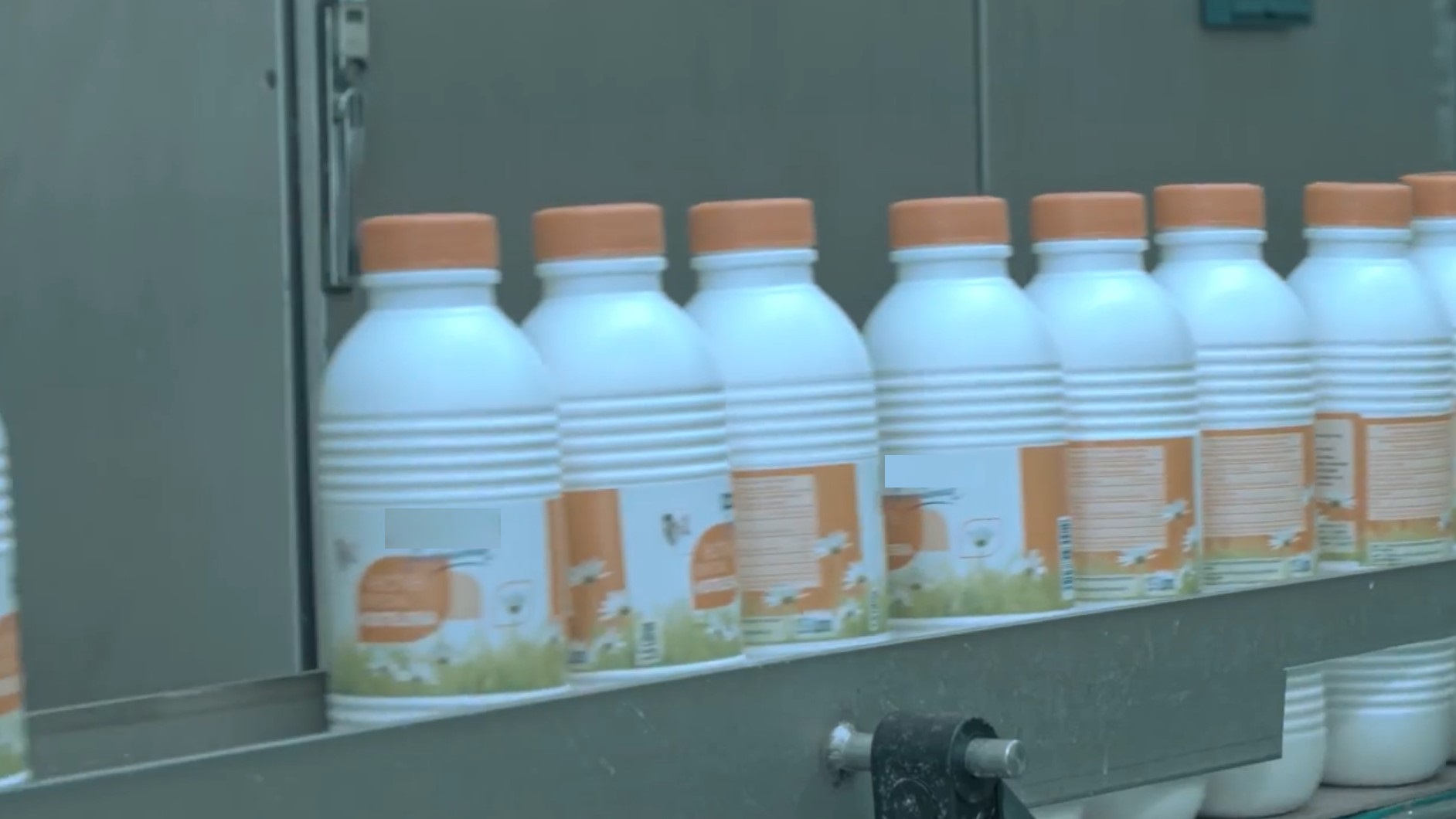 Used Bottle blowing, filling, closing, sterilizing, labelling and packing line for PE bottles of 1,5 liter with milk - Sidel / Remy / Stork