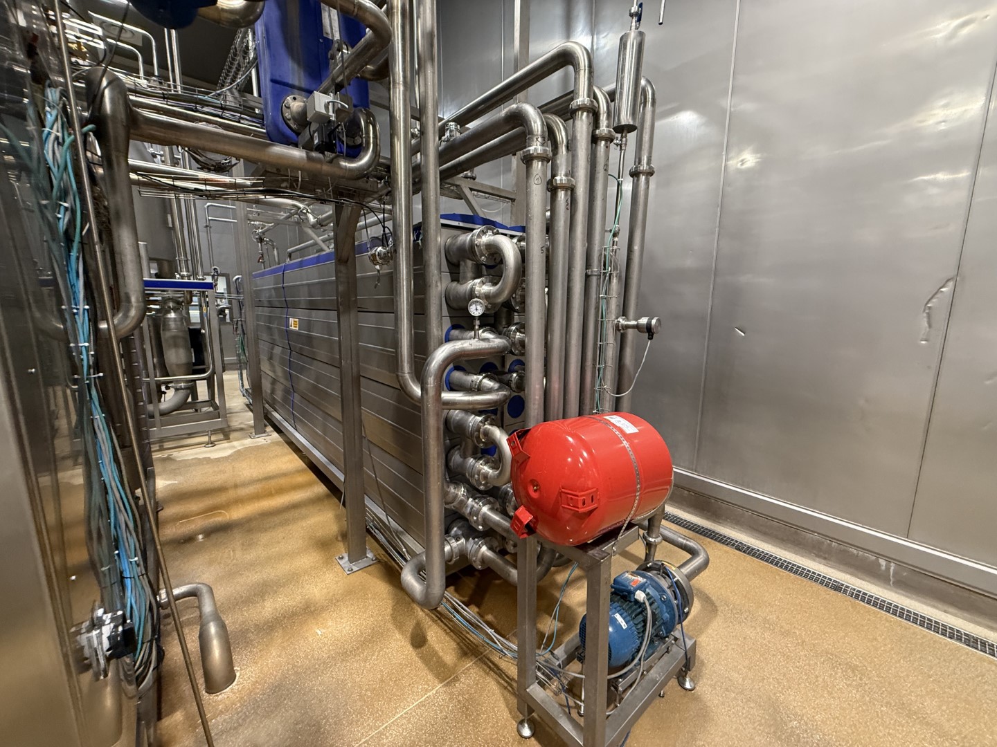 Used Processing plant, bottle blowing, filling, closing, labelling and packing line for PET bottles of 0,4/0,5/1,5 liter - Tetra Pak / Sidel