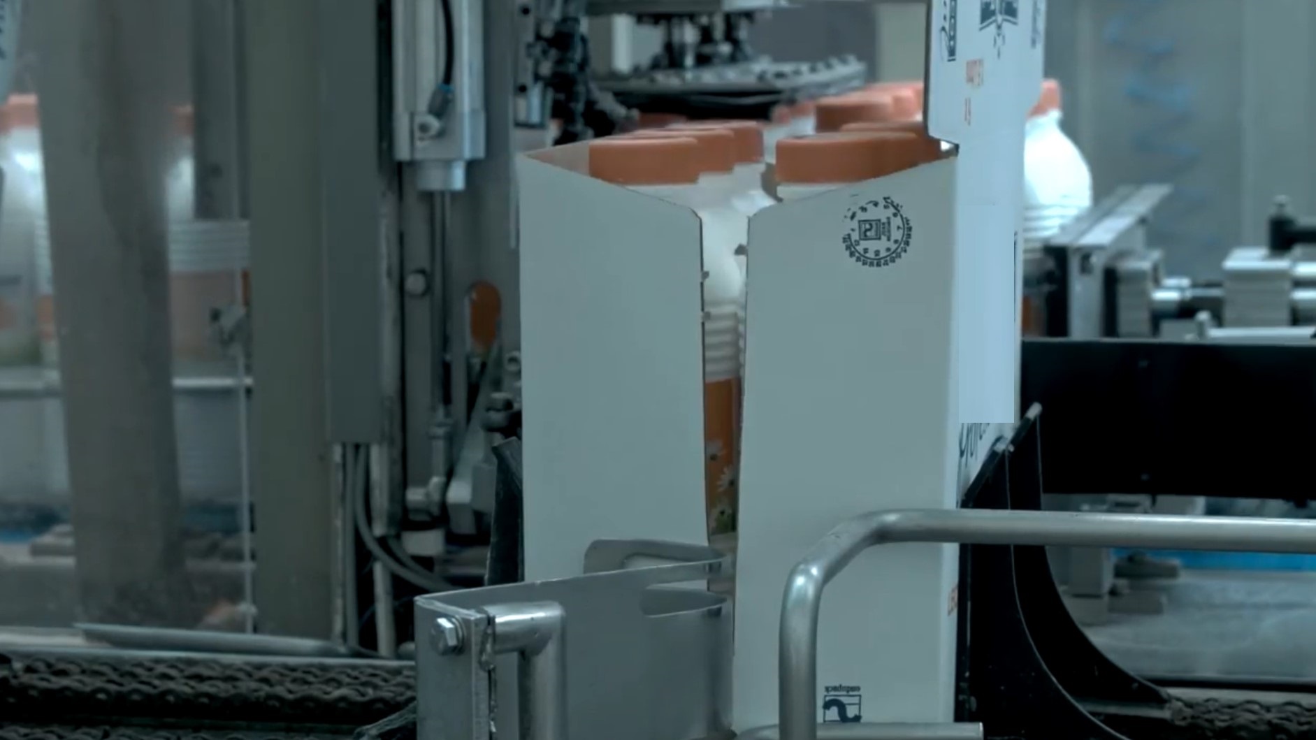 Used Bottle blowing, filling, closing, sterilizing, labelling and packing line for PE bottles of 1,5 liter with milk - Sidel / Remy / Stork