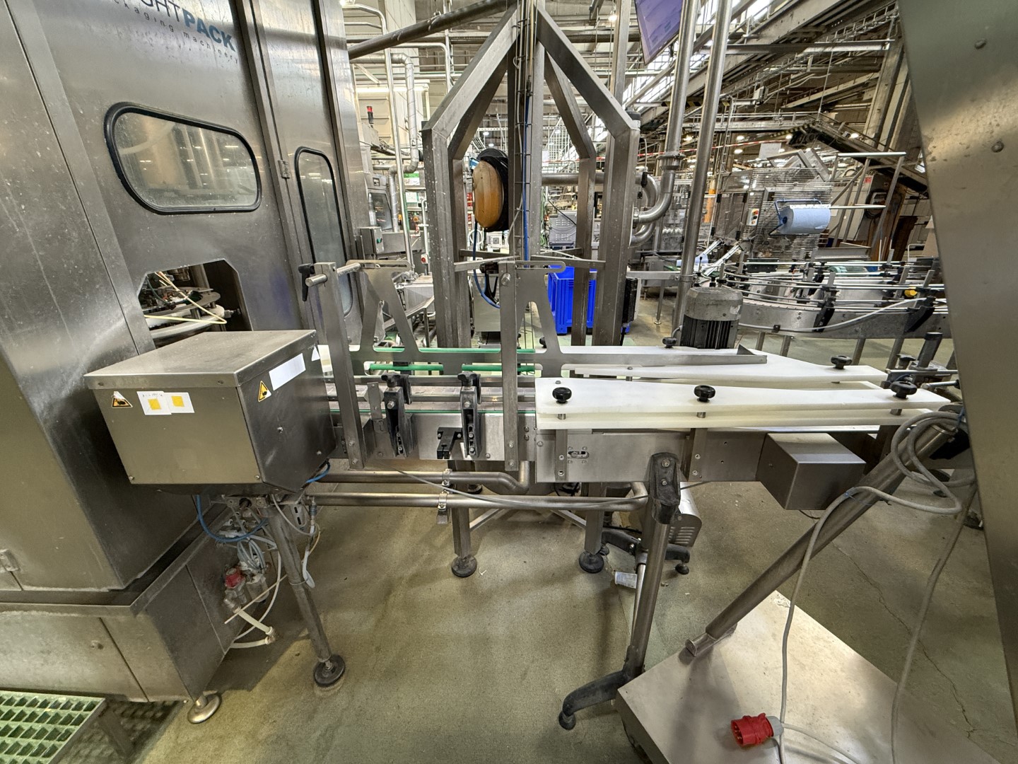 Used Filling, closing, labelling and packing line for plastic containers of 2 liter with fresh milk - Weightpack WFT 32.10.160