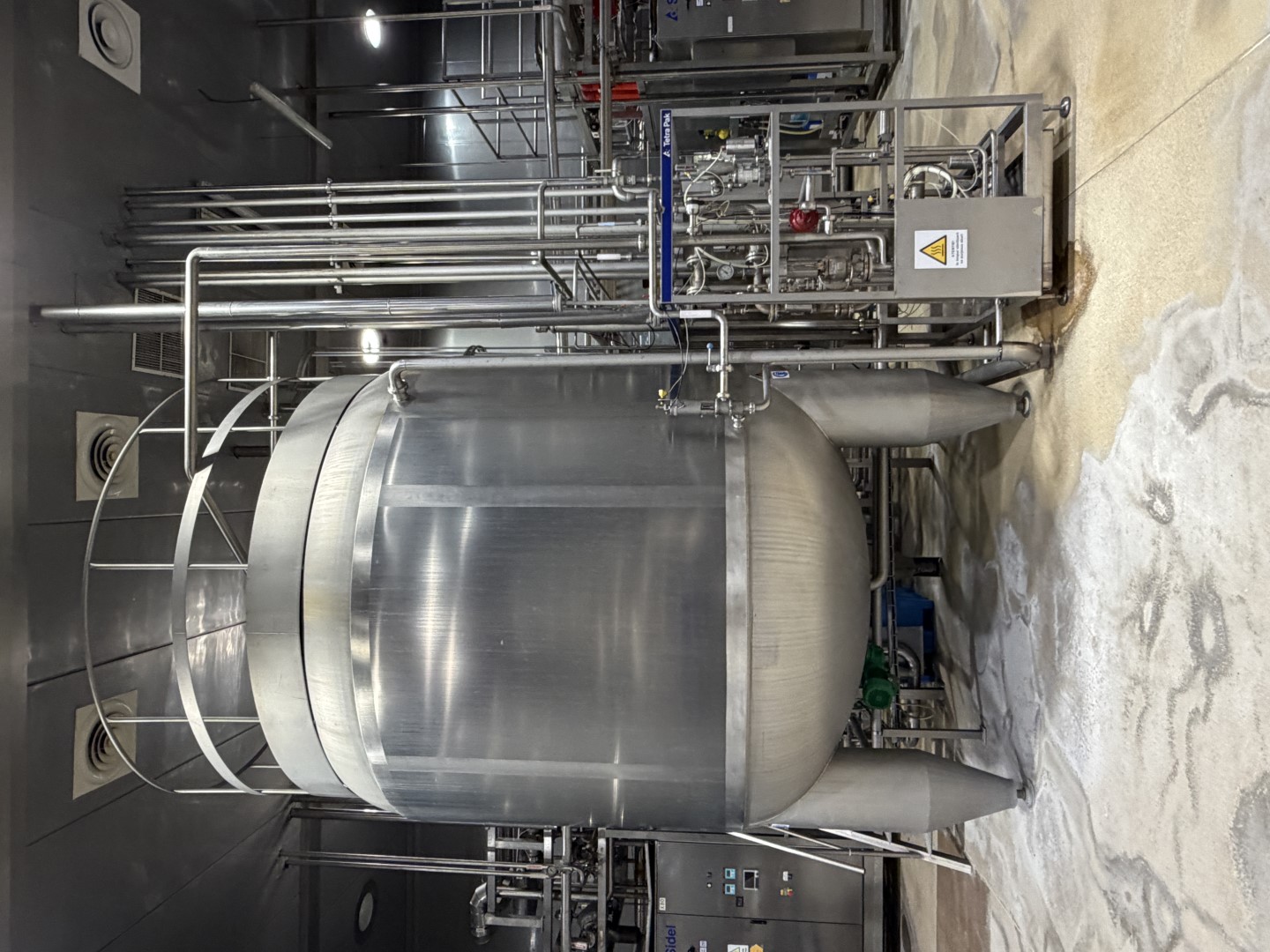 Used Processing plant, bottle blowing, filling, closing, labelling and packing line for PET bottles of 0,4/0,5/1,5 liter - Tetra Pak / Sidel / Krones