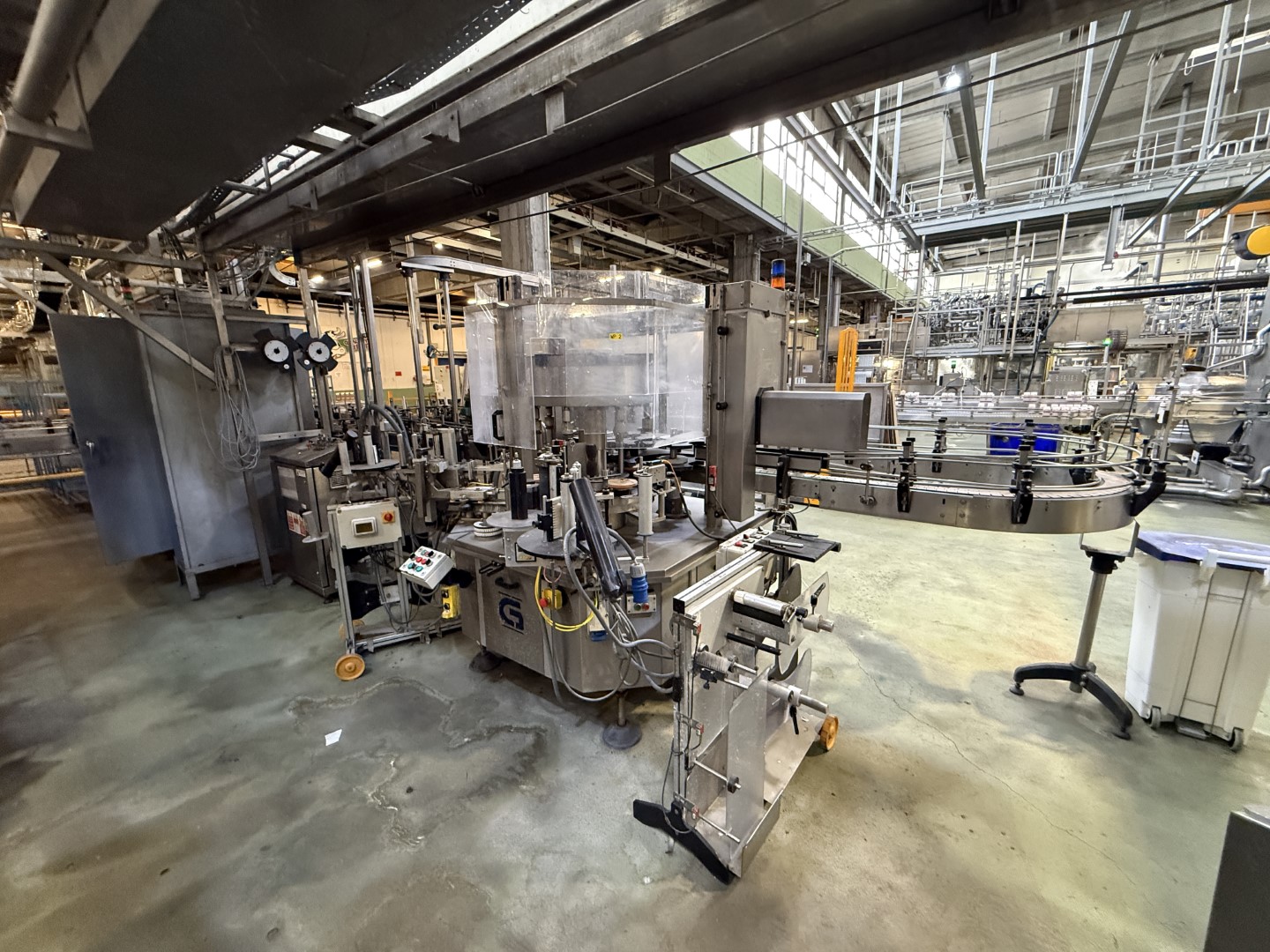 Used Filling, closing, labelling and packing line for plastic containers of 2 liter with fresh milk - Weightpack WFT 32.10.160