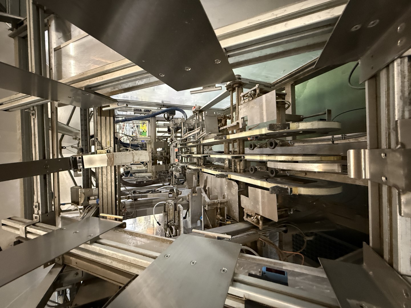 Used Filling, closing, labelling and packing line for plastic containers of 2 liter with fresh milk - Weightpack WFT 32.10.160