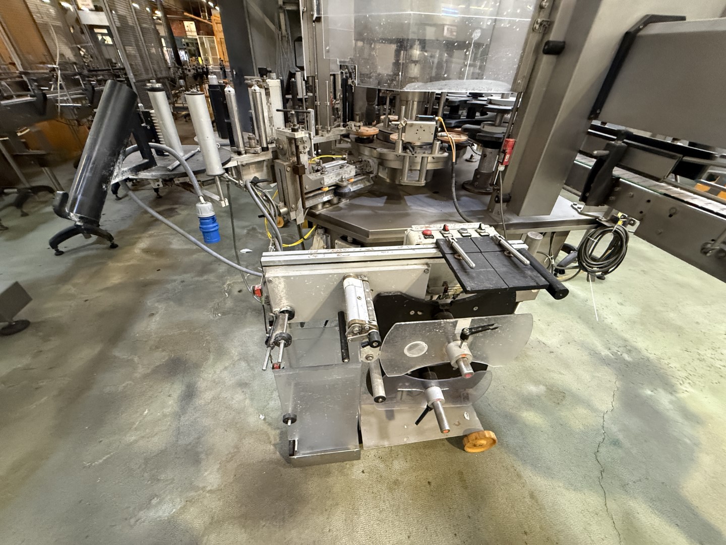 Used Filling, closing, labelling and packing line for plastic containers of 2 liter with fresh milk - Weightpack WFT 32.10.160