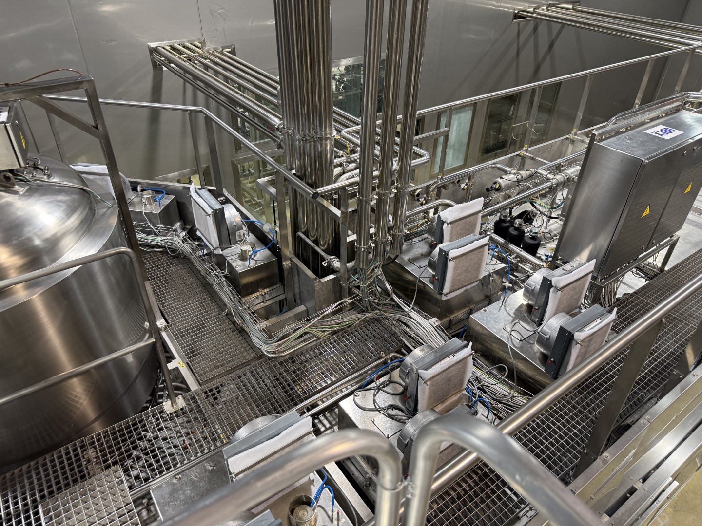 Used Processing plant, bottle blowing, filling, closing, labelling and packing line for PET bottles of 0,4/0,5/1,5 liter - Tetra Pak / Sidel