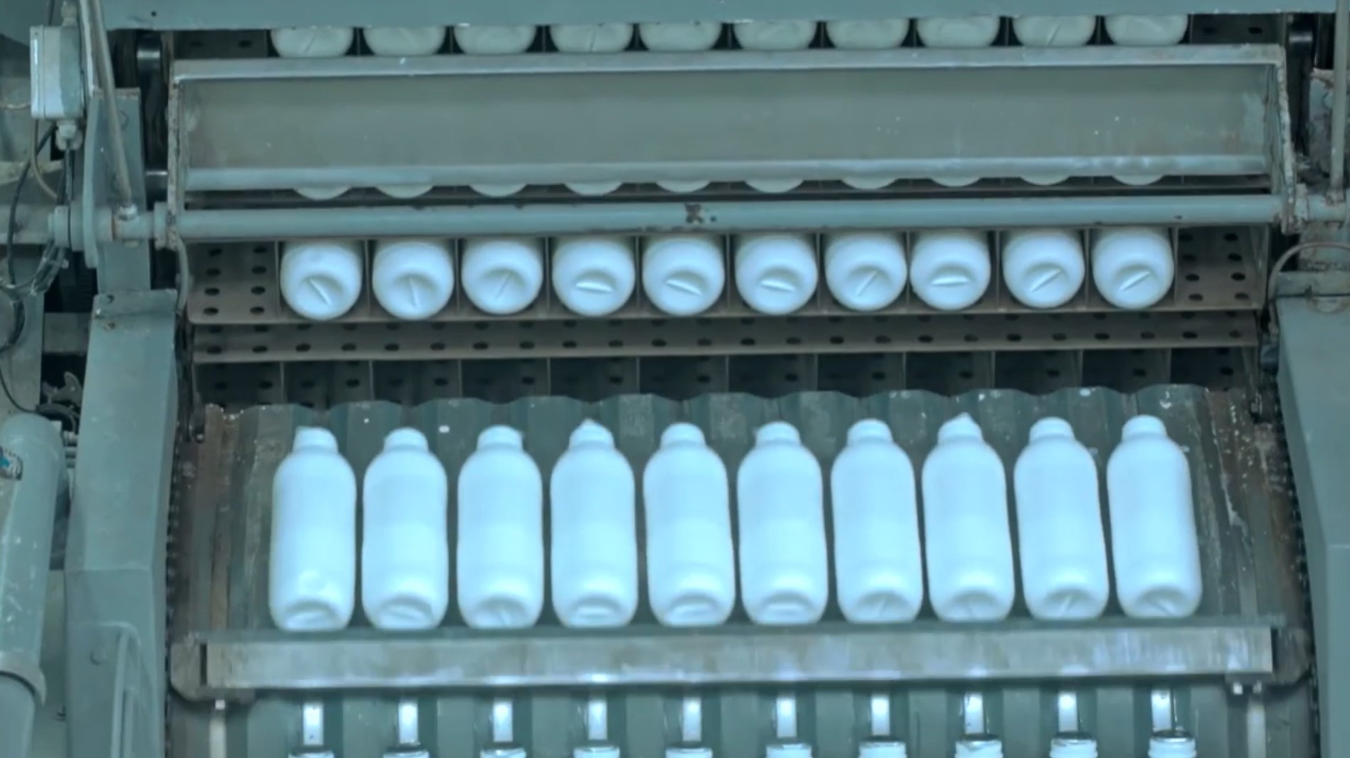 Used Bottle blowing, filling, closing, sterilizing, labelling and packing line for PE bottles of 1,5 liter with milk - Sidel / Remy / Stork