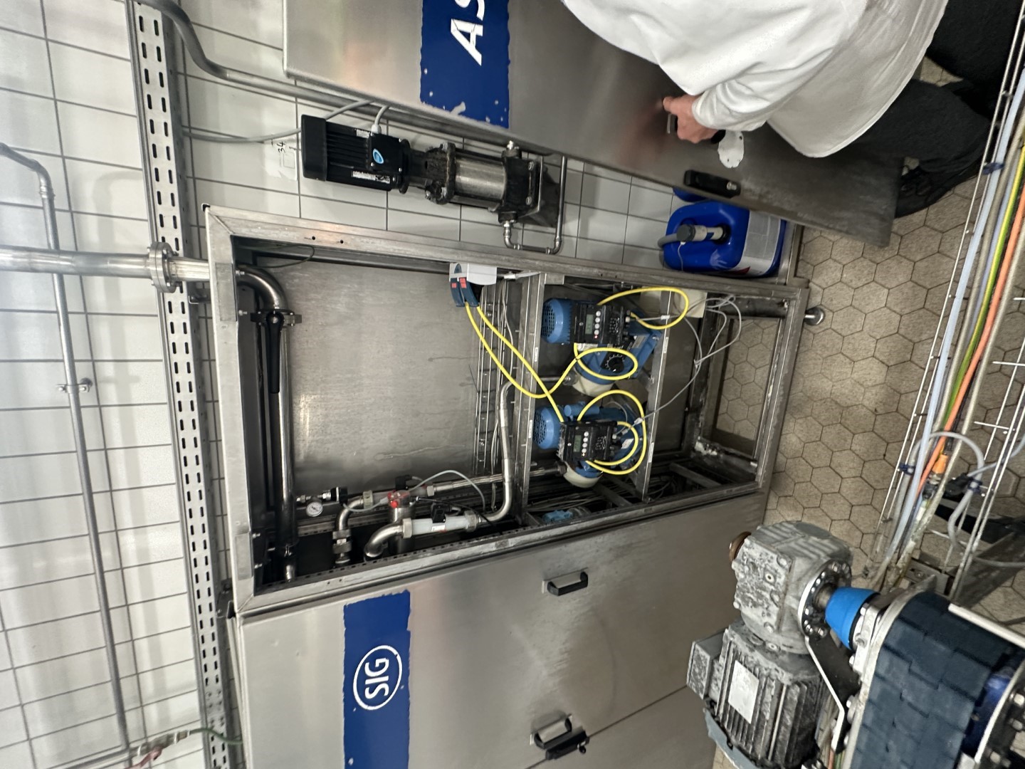 Used Aseptic PET Bottle filling machine - SIG Asbofill 710