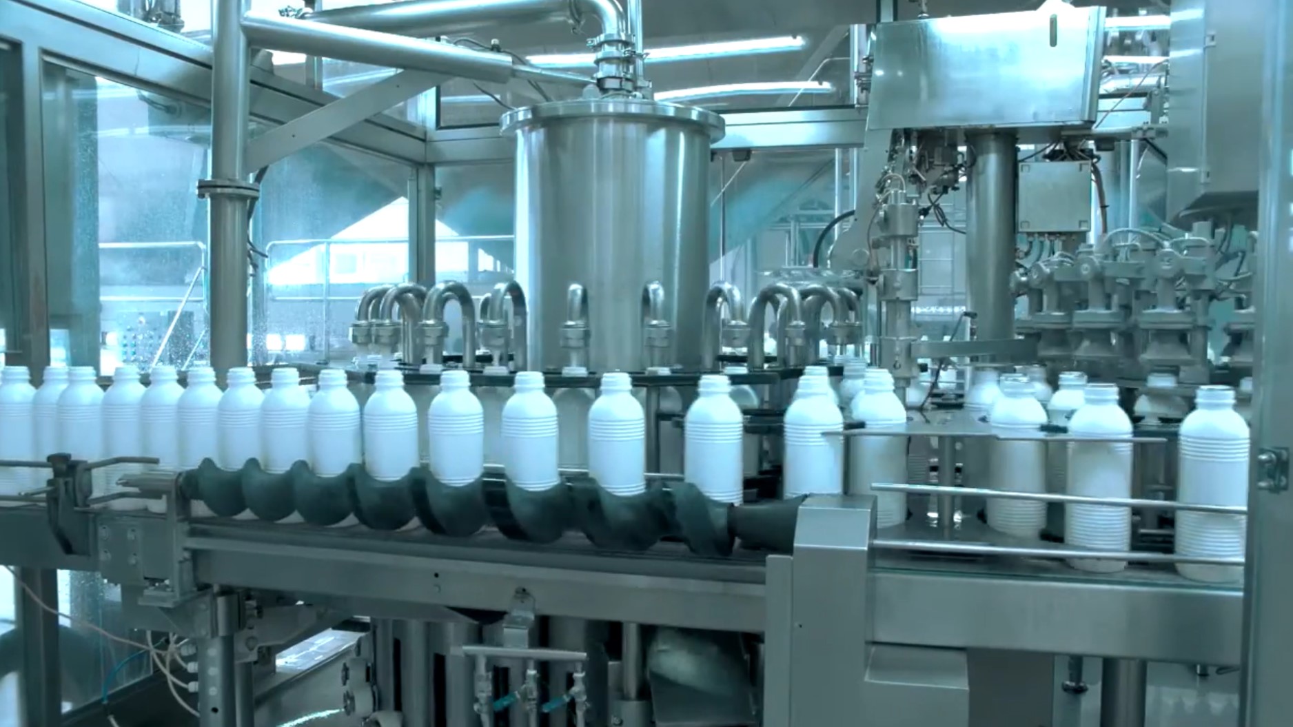 Used Bottle blowing, filling, closing, sterilizing, labelling and packing line for PE bottles of 1,5 liter with milk - Sidel / Remy / Stork