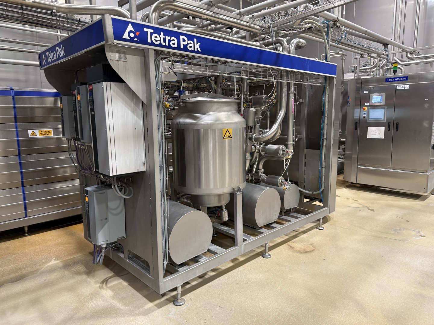 Used Processing plant, bottle blowing, filling, closing, labelling and packing line for PET bottles of 0,4/0,5/1,5 liter - Tetra Pak / Sidel