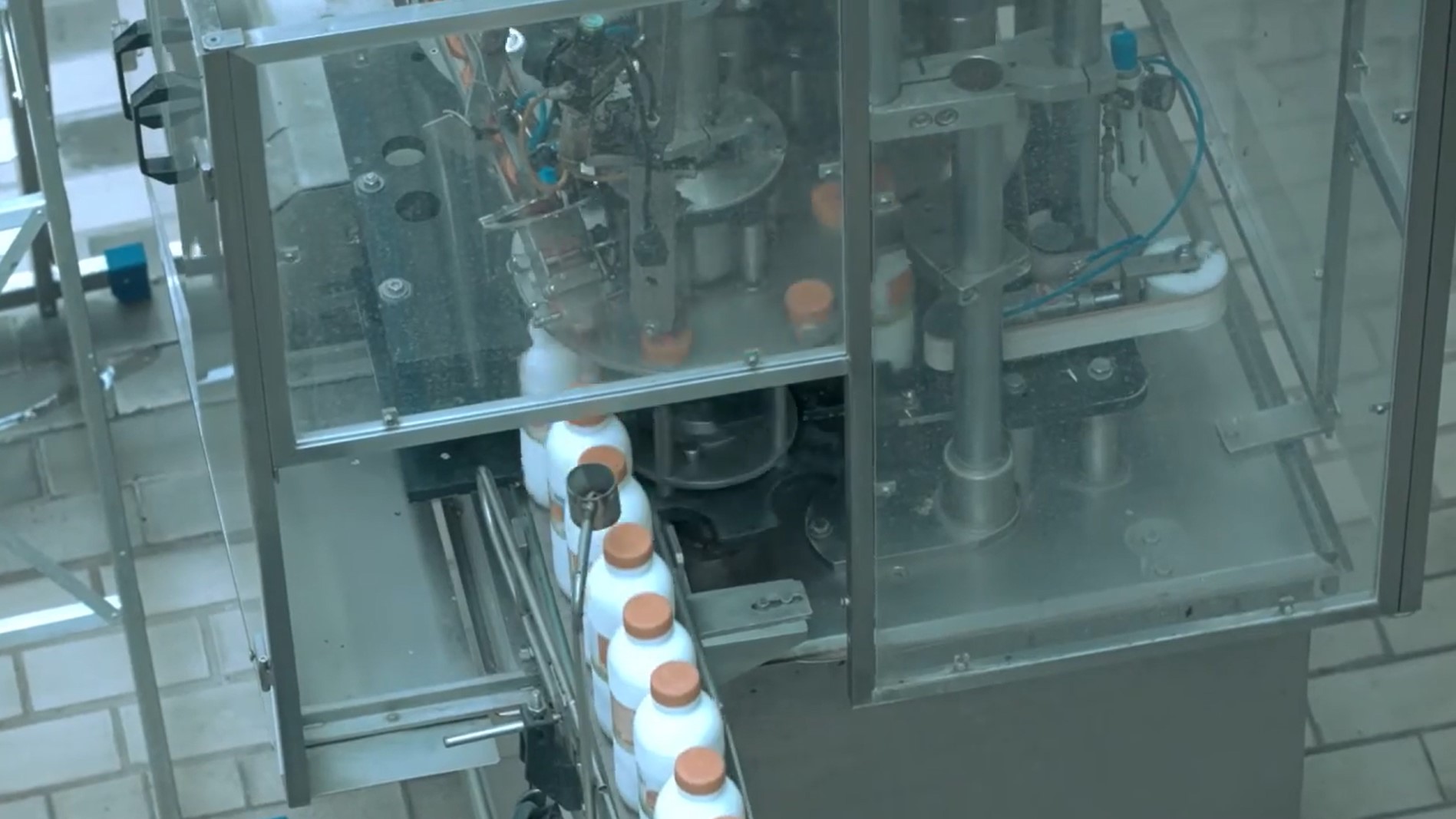 Used Bottle blowing, filling, closing, sterilizing, labelling and packing line for PE bottles of 1,5 liter with milk - Sidel / Remy / Stork