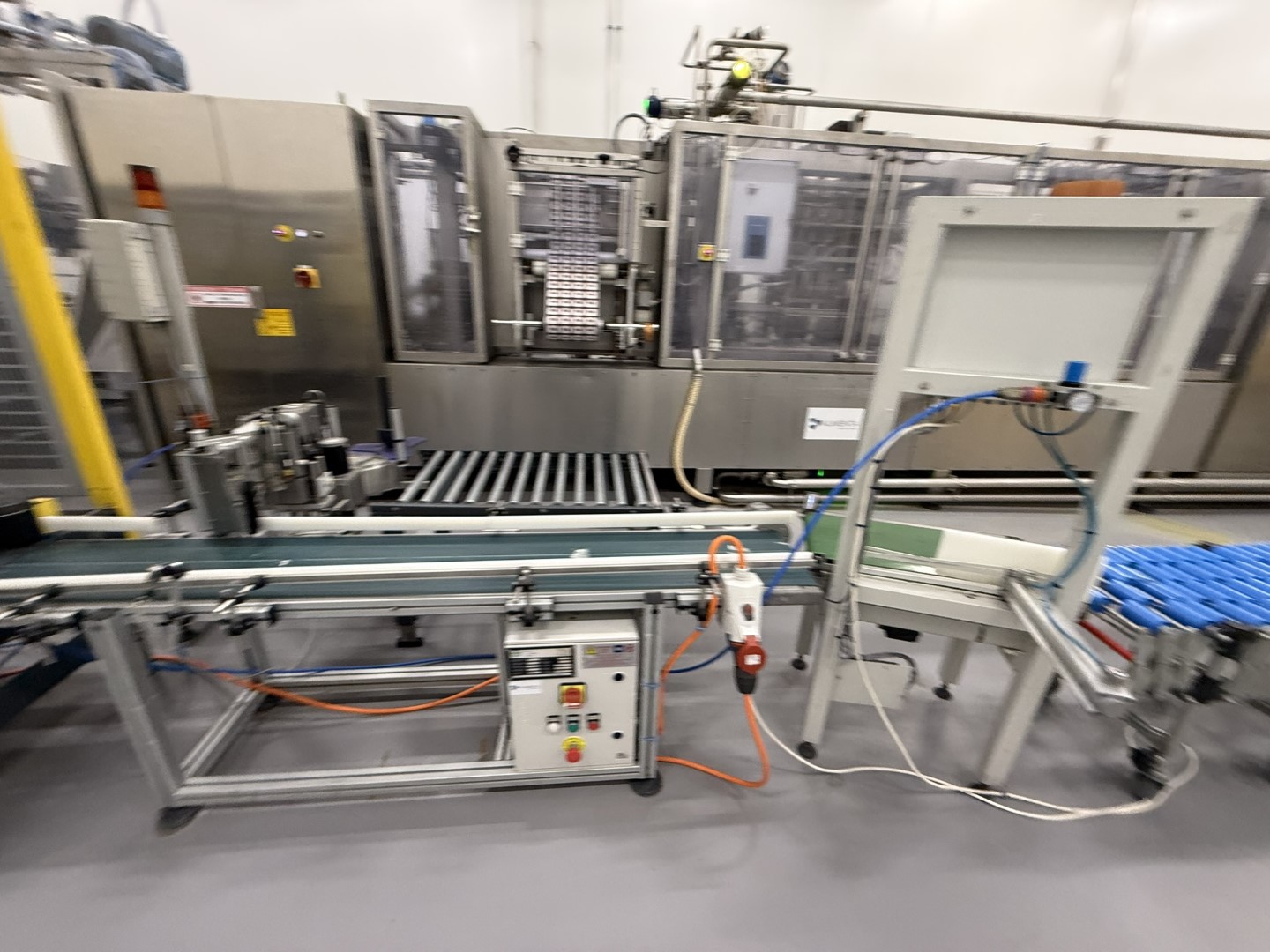Used Form Fill Seal Machine (FFS) for mini-portions - Alimenta Newpack Division Thermoform FM100/E-20 HC