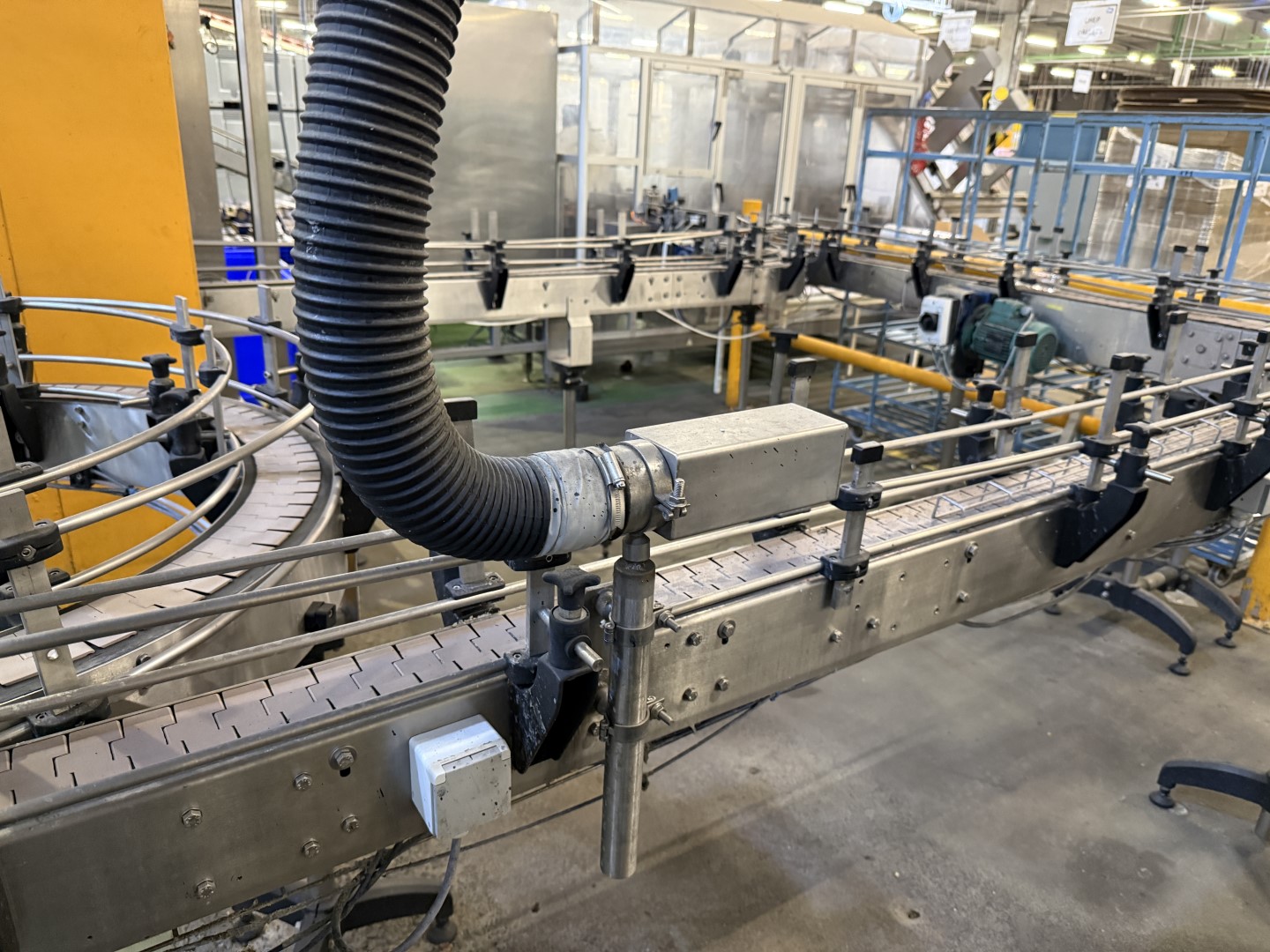 Used Filling, closing, labelling and packing line for plastic containers of 2 liter with fresh milk - Weightpack WFT 32.10.160