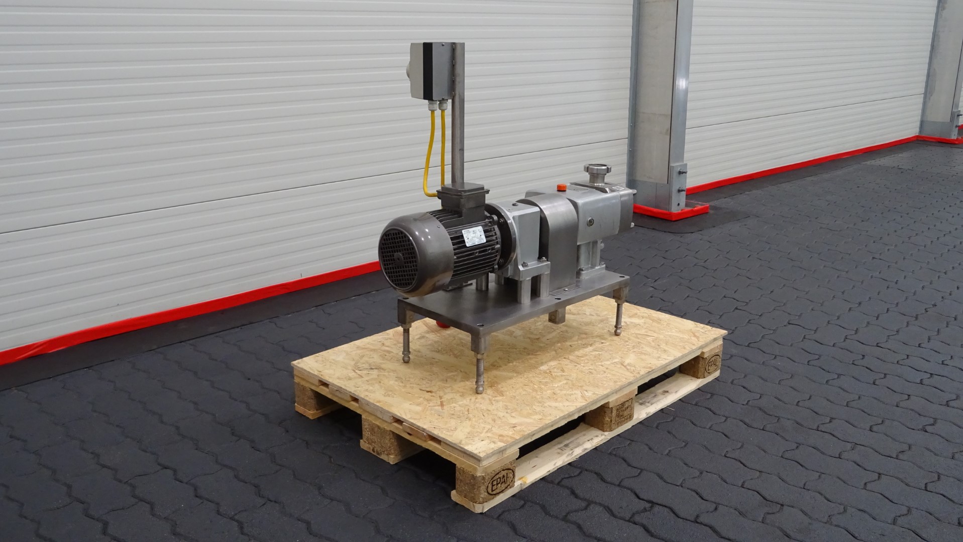Used Rotary positive displacement pump / Lobe pump - APV CLP/2/036/20