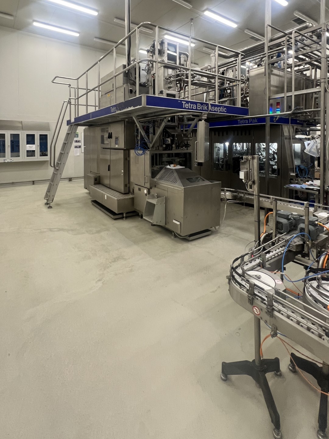 Used Aseptic carton filler Tetra Pak TBA/19 - 10 V - 200 ml Slim