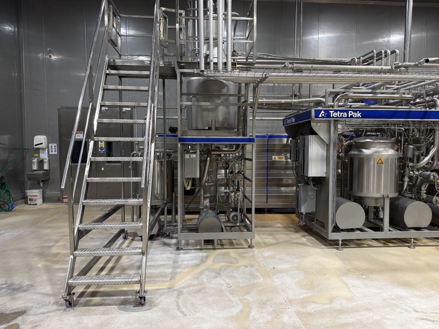 Used Processing plant, bottle blowing, filling, closing, labelling and packing line for PET bottles of 0,4/0,5/1,5 liter - Tetra Pak / Sidel