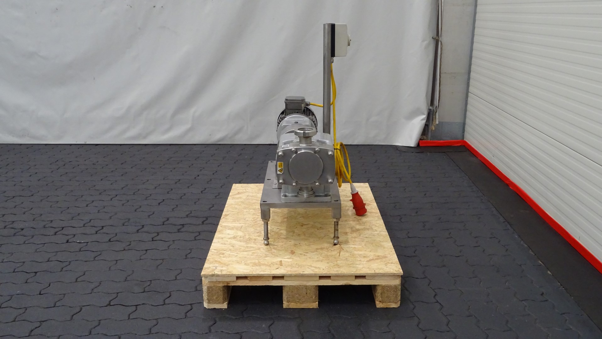 Used Rotary positive displacement pump / Lobe pump - APV CLP/2/036/20