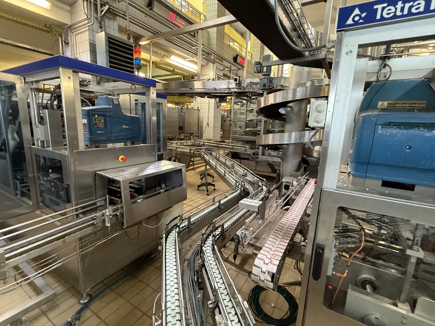 Used Aseptic Carton Filling Line: Tetra Pak TBA/19 - 30 V - 200 ml Slim + Easy Ride + TSA 21 + CBP 70