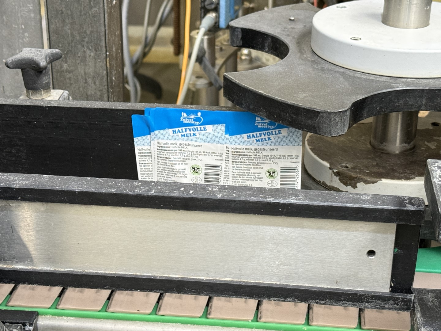 Used Filling, closing, labelling and packing line for plastic containers of 2 liter with fresh milk - Weightpack WFT 32.10.160