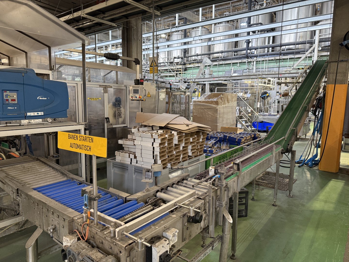 Used Filling, closing, labelling and packing line for plastic containers of 2 liter with fresh milk - Weightpack WFT 32.10.160