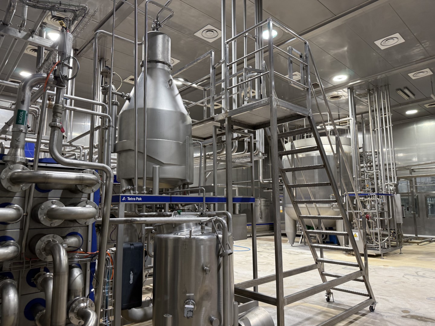 Used Processing plant, bottle blowing, filling, closing, labelling and packing line for PET bottles of 0,4/0,5/1,5 liter - Tetra Pak / Sidel