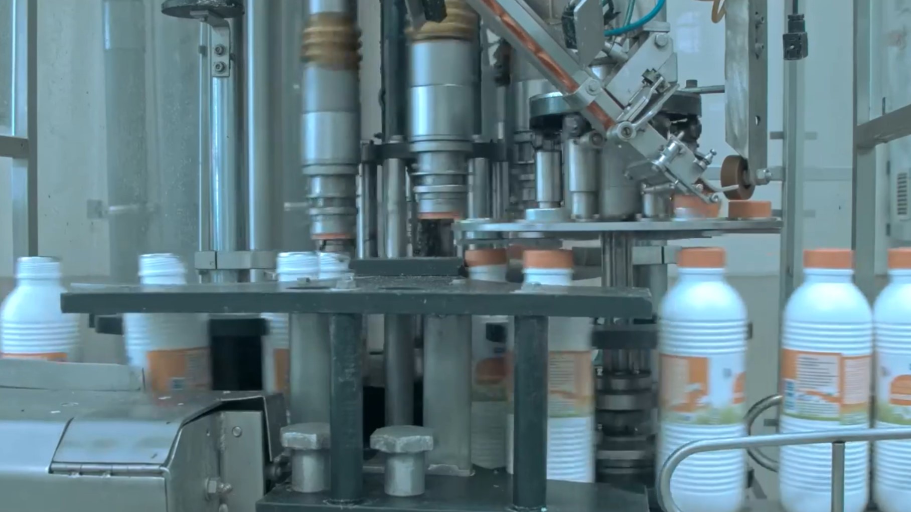 Used Bottle blowing, filling, closing, sterilizing, labelling and packing line for PE bottles of 1,5 liter with milk - Sidel / Remy / Stork