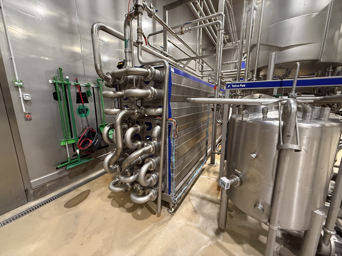 Used Processing plant, bottle blowing, filling, closing, labelling and packing line for PET bottles of 0,4/0,5/1,5 liter - Tetra Pak / Sidel