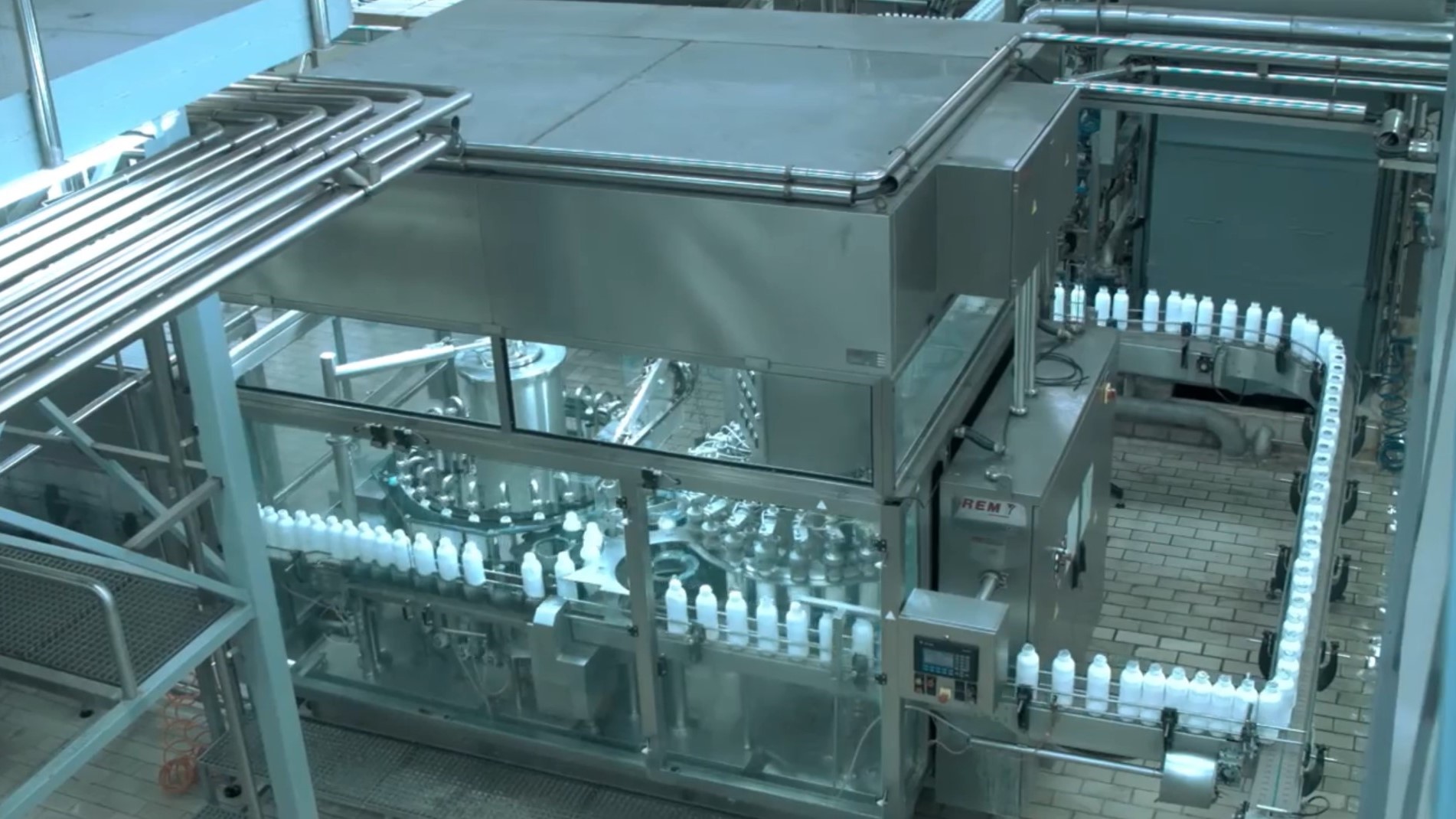 Used Bottle blowing, filling, closing, sterilizing, labelling and packing line for PE bottles of 1,5 liter with milk - Sidel / Remy / Stork
