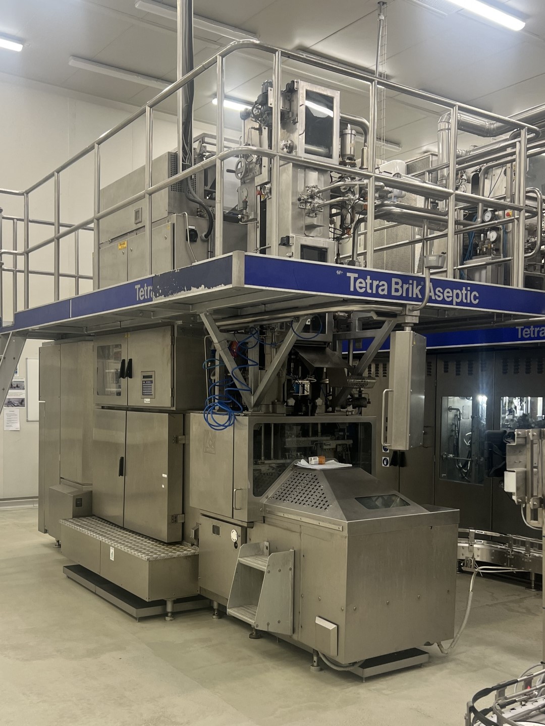 Used Aseptic carton filler Tetra Pak TBA/19 - 10 V - 200 ml Slim