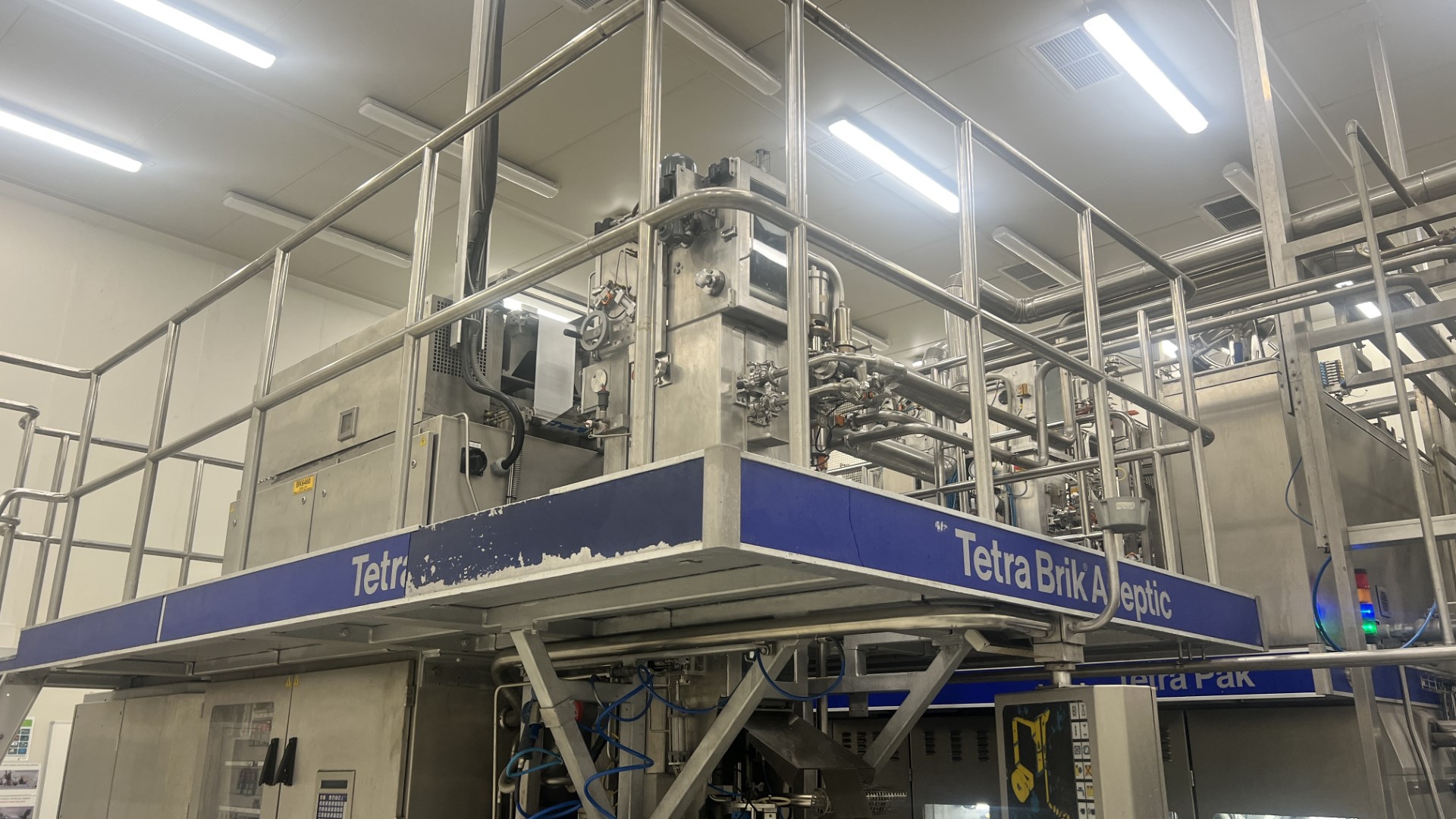 Used Aseptic carton filler Tetra Pak TBA/19 - 10 V - 200 ml Slim