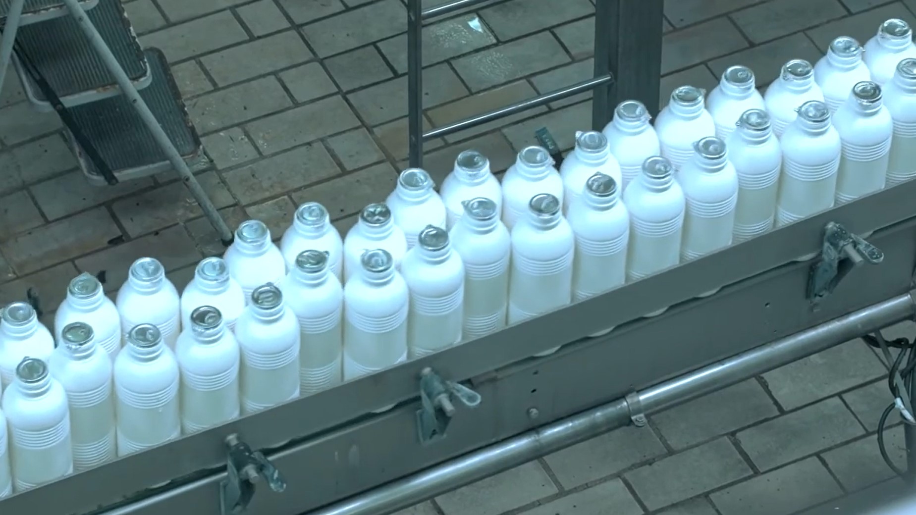 Used Bottle blowing, filling, closing, sterilizing, labelling and packing line for PE bottles of 1,5 liter with milk - Sidel / Remy / Stork