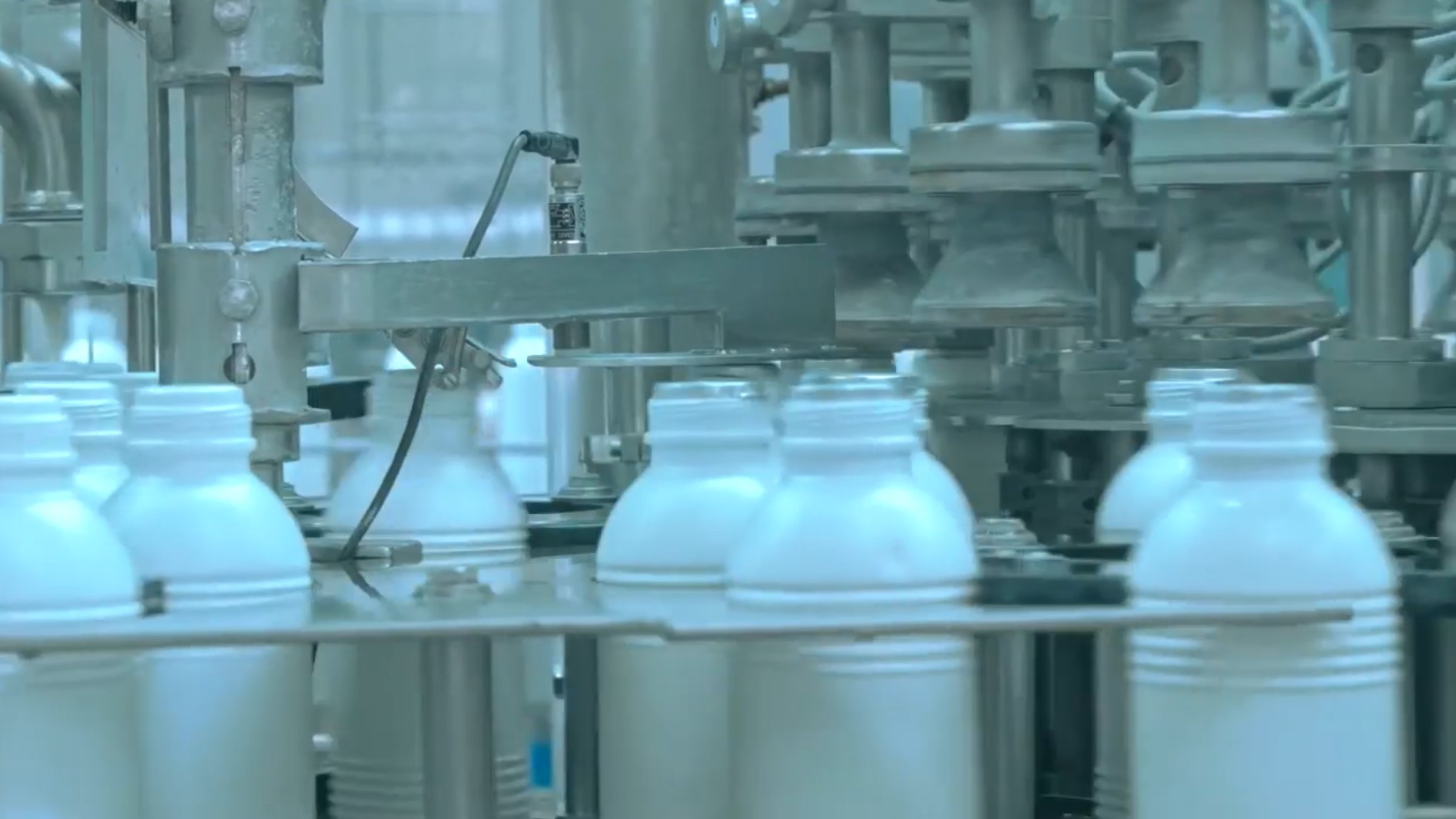Used Bottle blowing, filling, closing, sterilizing, labelling and packing line for PE bottles of 1,5 liter with milk - Sidel / Remy / Stork