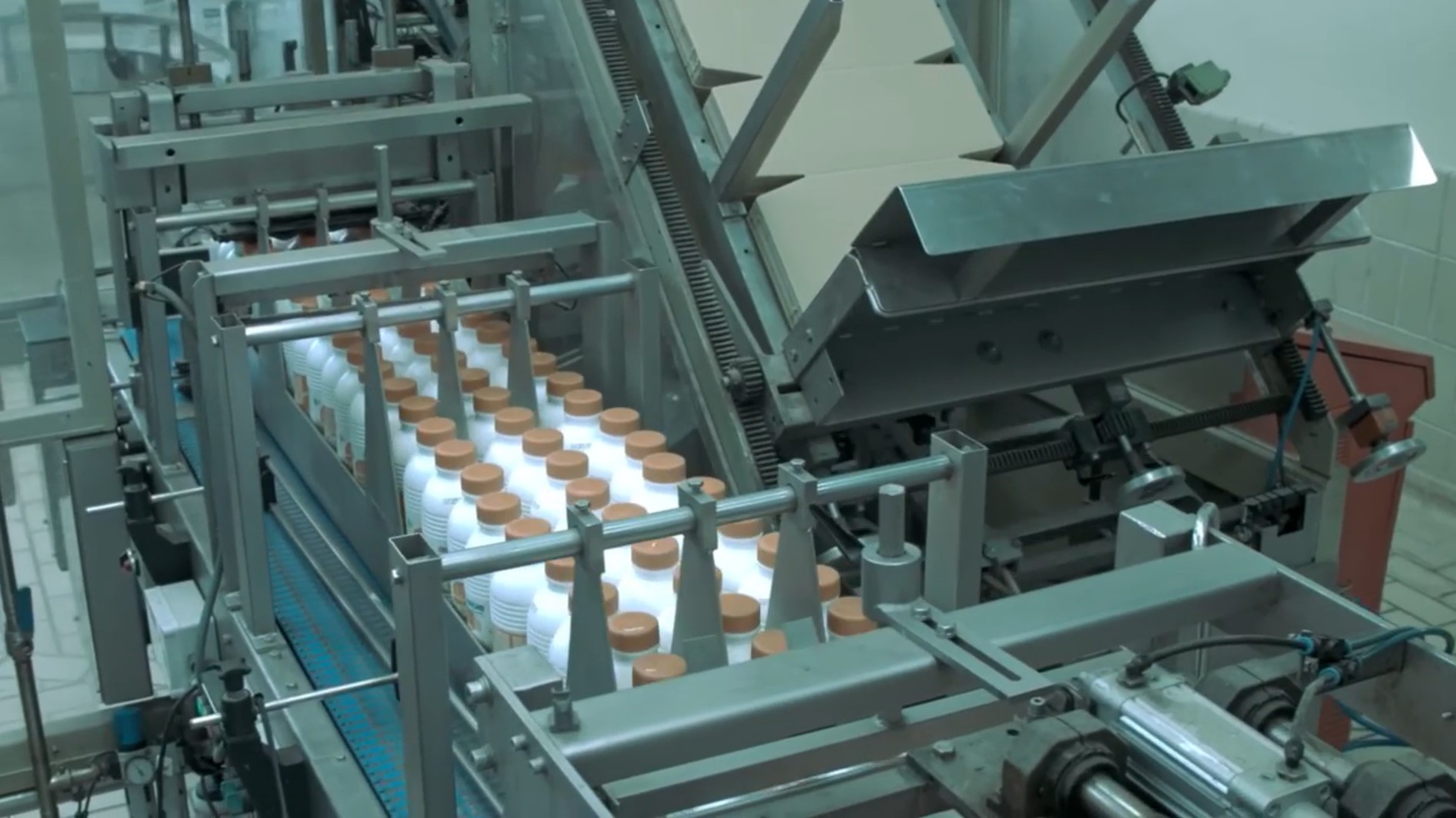 Used Bottle blowing, filling, closing, sterilizing, labelling and packing line for PE bottles of 1,5 liter with milk - Sidel / Remy / Stork
