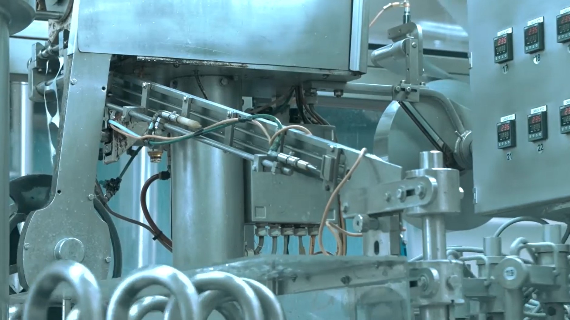 Used Bottle blowing, filling, closing, sterilizing, labelling and packing line for PE bottles of 1,5 liter with milk - Sidel / Remy / Stork