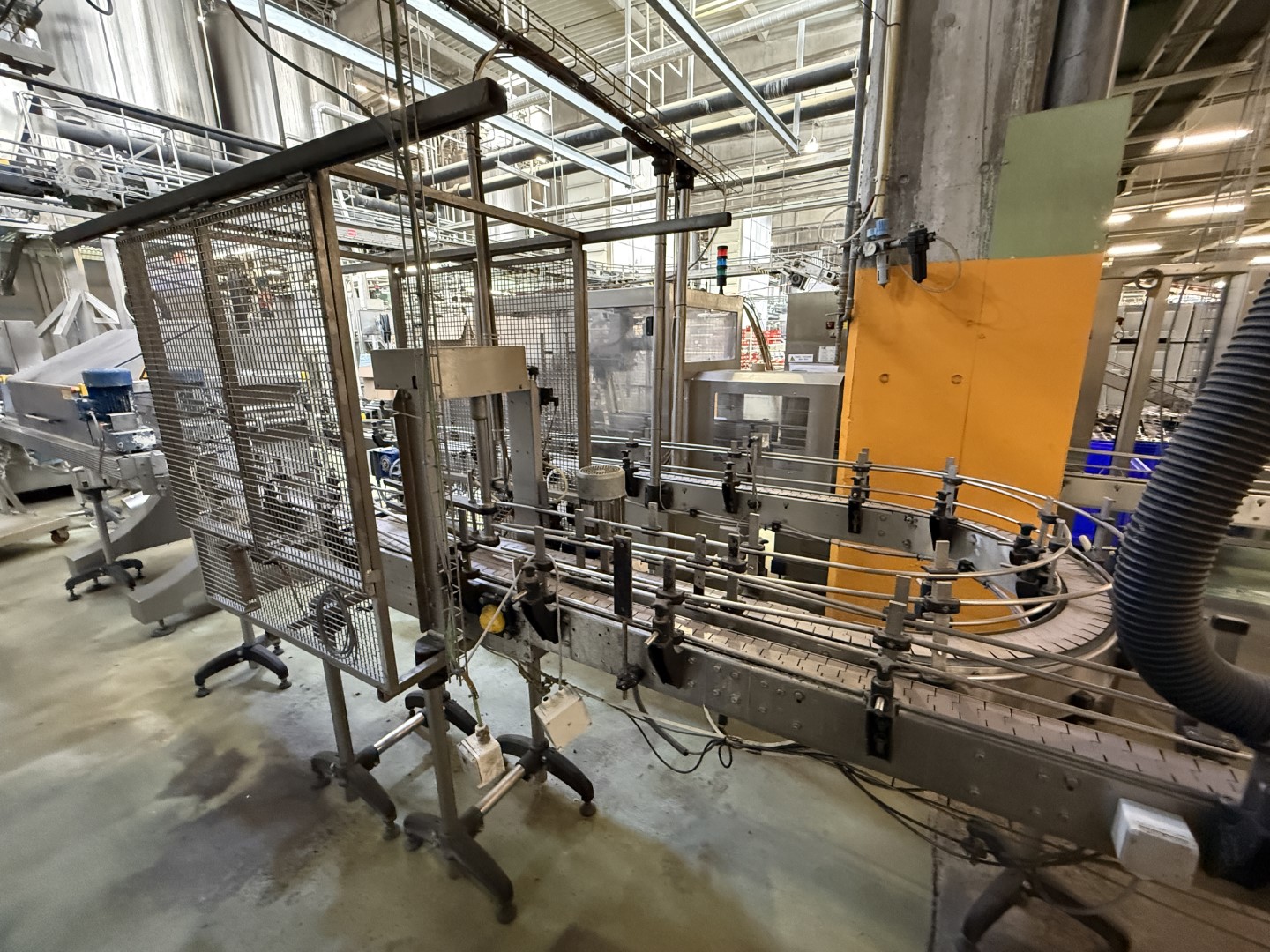 Used Filling, closing, labelling and packing line for plastic containers of 2 liter with fresh milk - Weightpack WFT 32.10.160