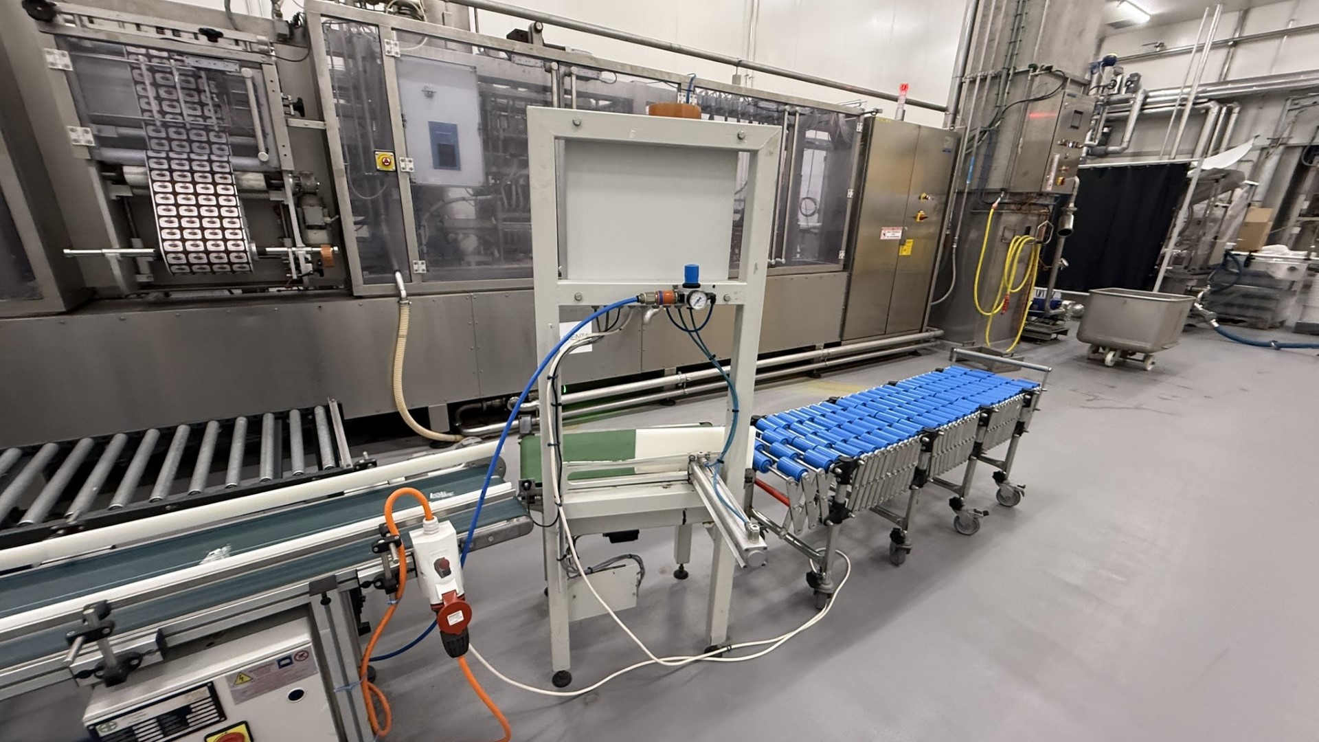 Used Form Fill Seal Machine (FFS) for mini-portions - Alimenta Newpack Division Thermoform FM100/E-20 HC