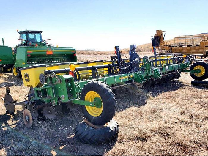 Used 12R22 John Deere 1735 Beet Planter
